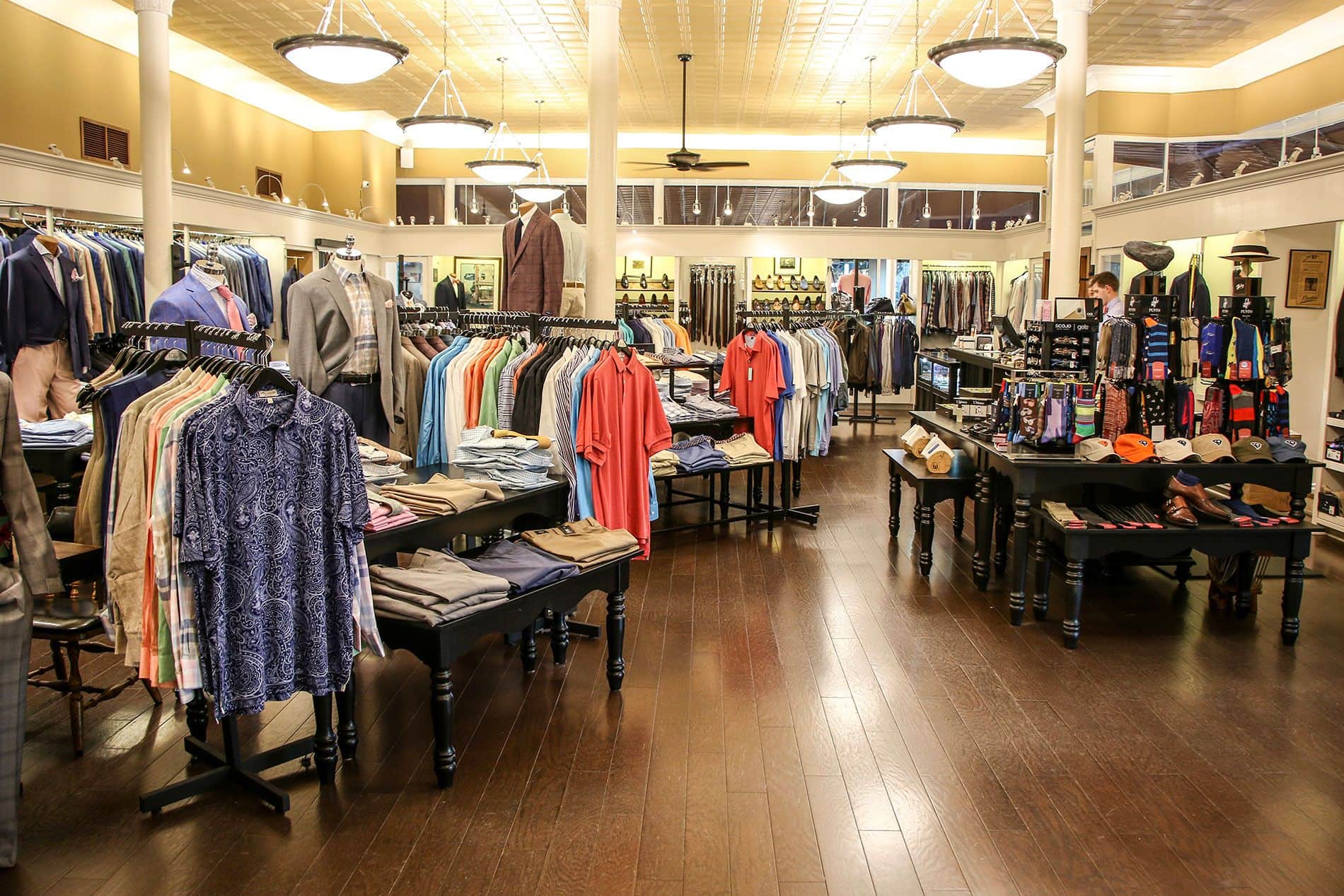 Mở shop quần áo cần chuẩn bị những gì? Bán quần áo lãi bao nhiêu? - BYTUONG