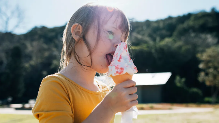 Cha mẹ lưu cần lưu ý khi cho con ăn kem vào mùa Hè | VIAM